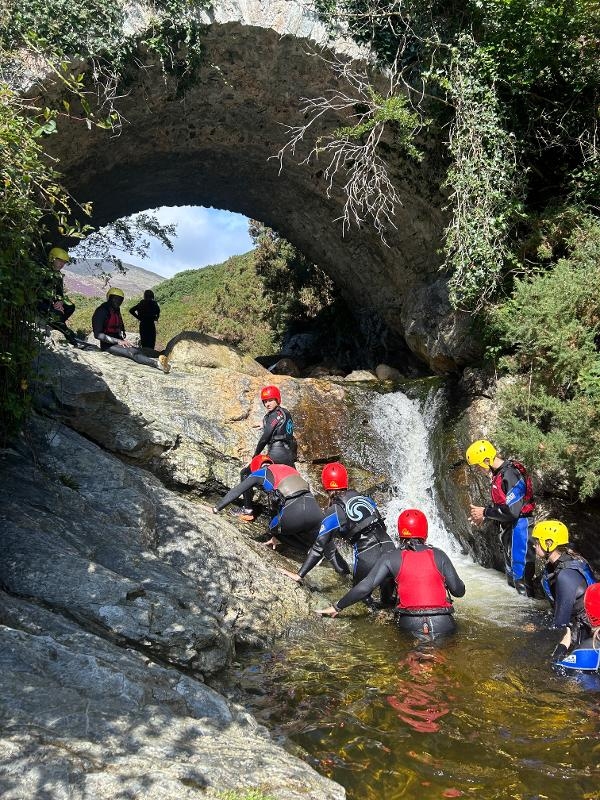 viajar con amigos entre las montañas