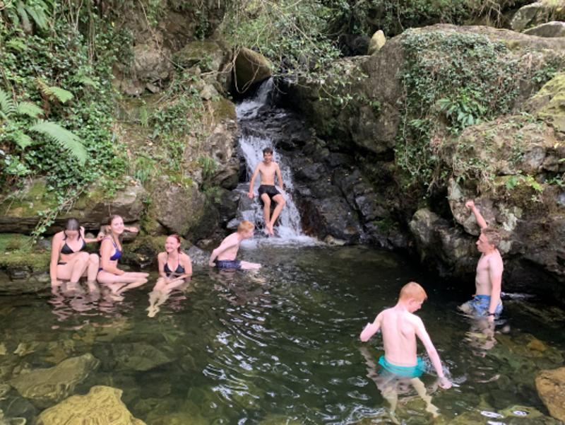 Jóvenes bañándose en un río en el campamento de verano en irlanda