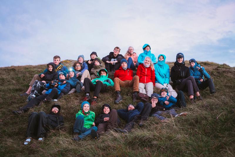 Grupo del campamento ingles irlanda posando sentados en el suelo al aire libre