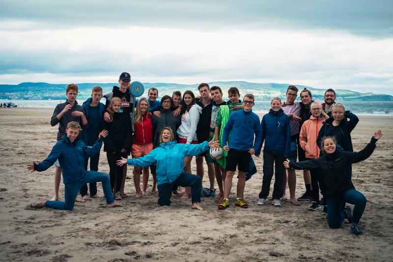 Foto grupal en la playa en el campamento de verano en irlanda