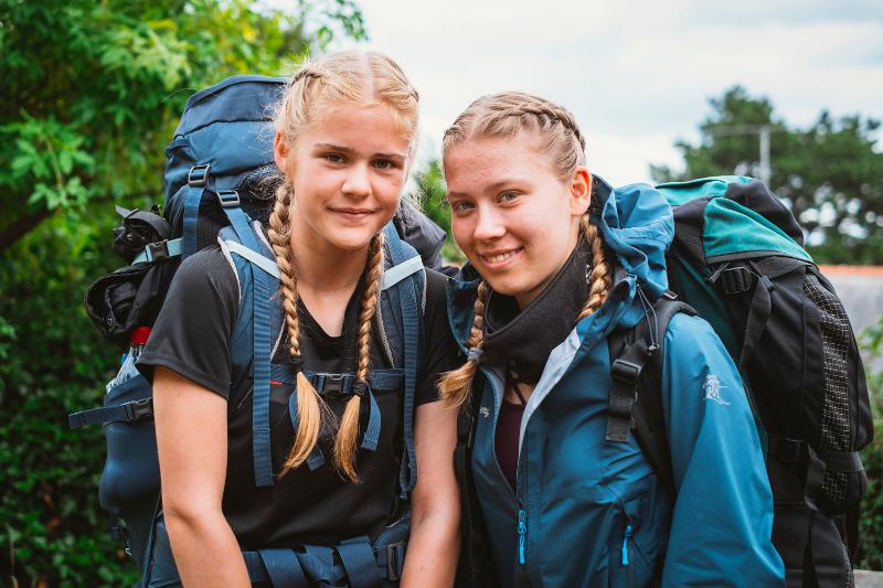 Chicas con sus mochilas en el campamento irlanda verano posando