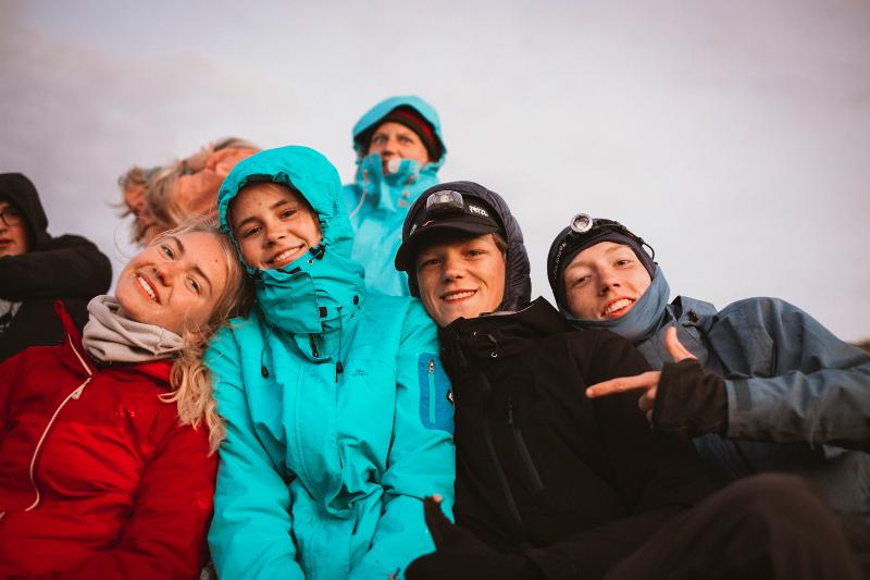 Jóvenes abrigados posando en el campamento verano irlanda