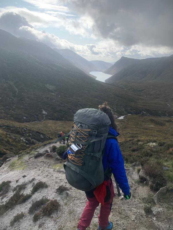 Participante con su mochila en la montaña en el campamento de verano irlanda