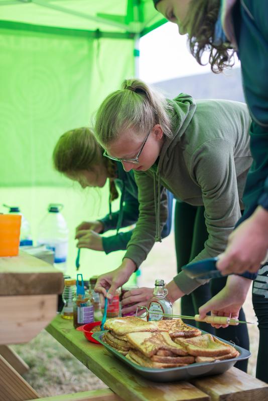 Jóvenes sirviéndose en el buffet de desayuno en el campamento de verano irlanda