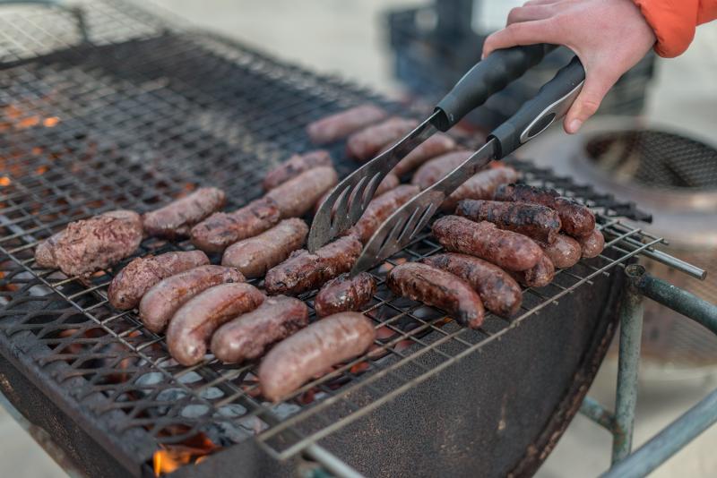 Salchichas cocinándose en una barbacoa en el campamento de verano irlanda