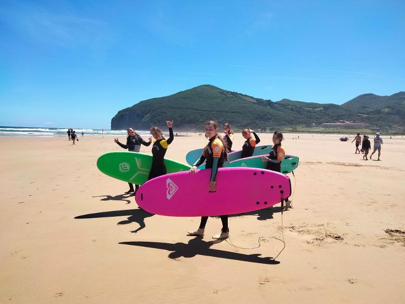Preparadas para coger olas en el surf camp Pais Vasco
