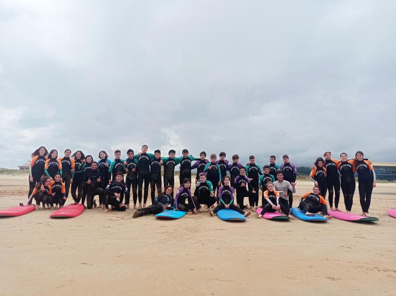Clases de surf en grupo en el surfcamp pais vasco