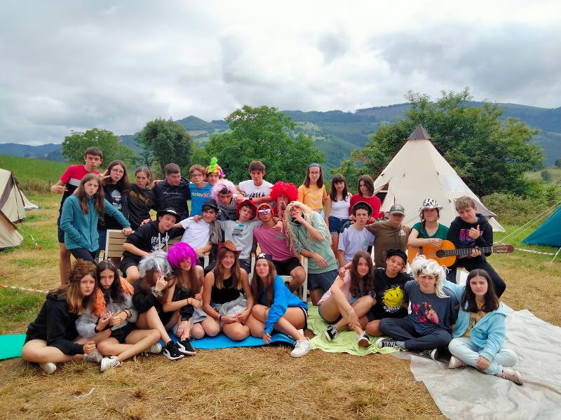 Preparando la velada con amigos en el surf camp pais vasco