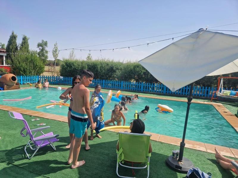 Niños bañándose en la piscina en un viaje para niños