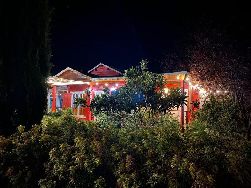 Cabaña roja por la noche de un campamento de verano