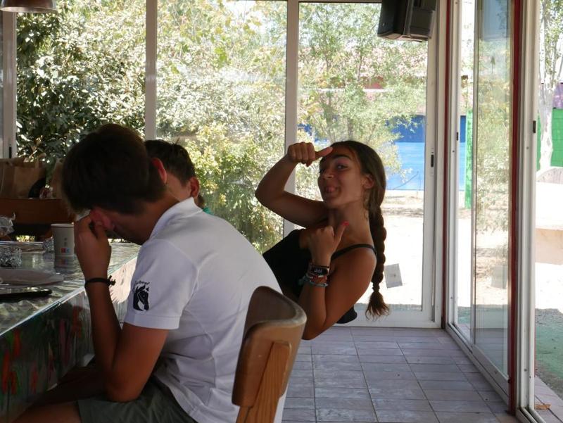 Chica posando para la foto en un campamento de verano