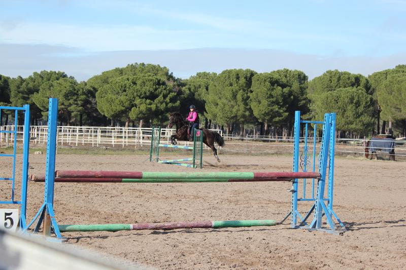 Joven practicando hípica en un viaje para niños España