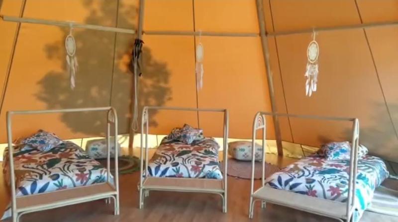 Camas en una cabaña de un viaje para niños España