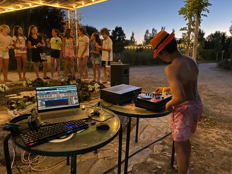 Niño haciendo de DJ en un campamento para niños