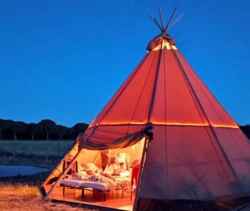 Tipi del por la noche de un campamento para niños