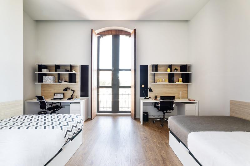 El interior de una habitación de dos camas en un campamento de futbol madrid