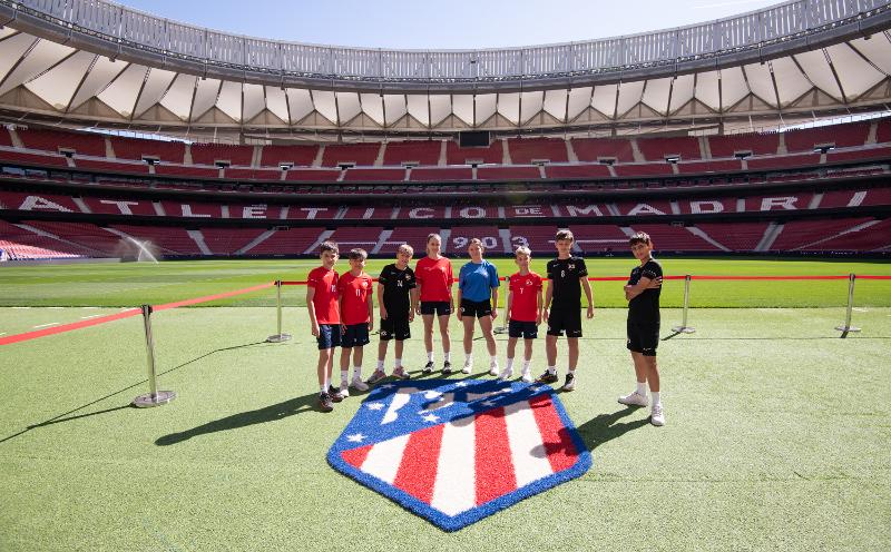 Jóvenes durante sus vacaciones para jovenes españa visitando un estadio de fútbol