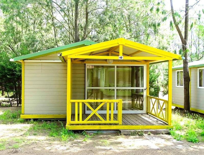 La fachada de una cabaña en un campamento cadiz