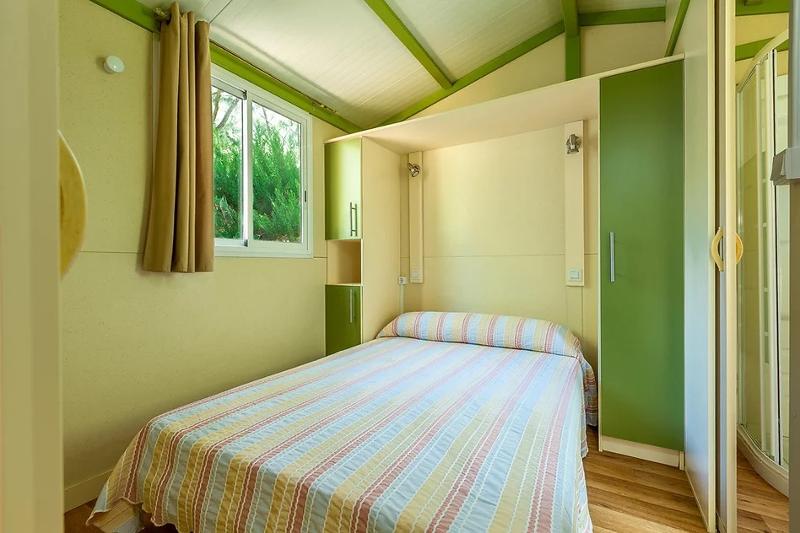 El interior de una habitacion con una cama en un campamento cadiz