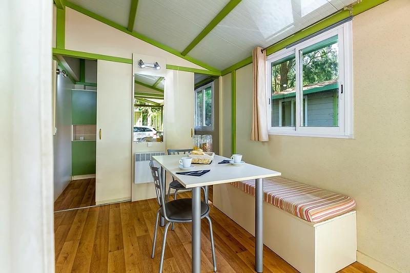 El interior de una cabaña en un campamento cadiz