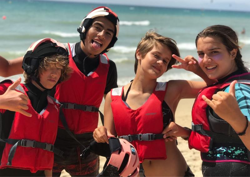 Grupo de niños posando juntos en un campamento