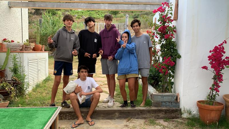 Un grupo de jóvenes posando para la camara en un campamento kitesurf