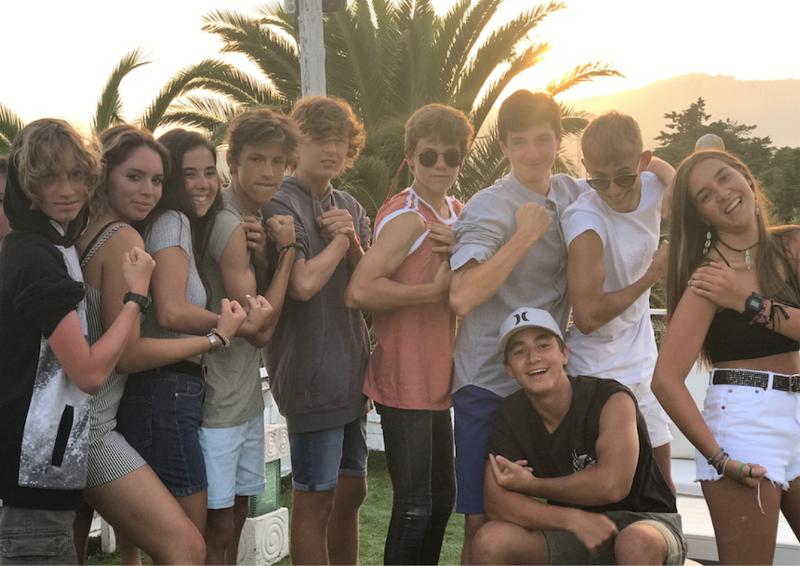 La foto de un grupo de jovenes posando para camara flexionando los musculos en un campamento multideporte