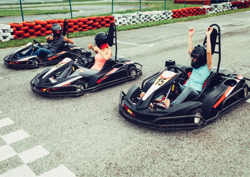 Niños haciendo una carrera de karts en el summer camp Cádiz