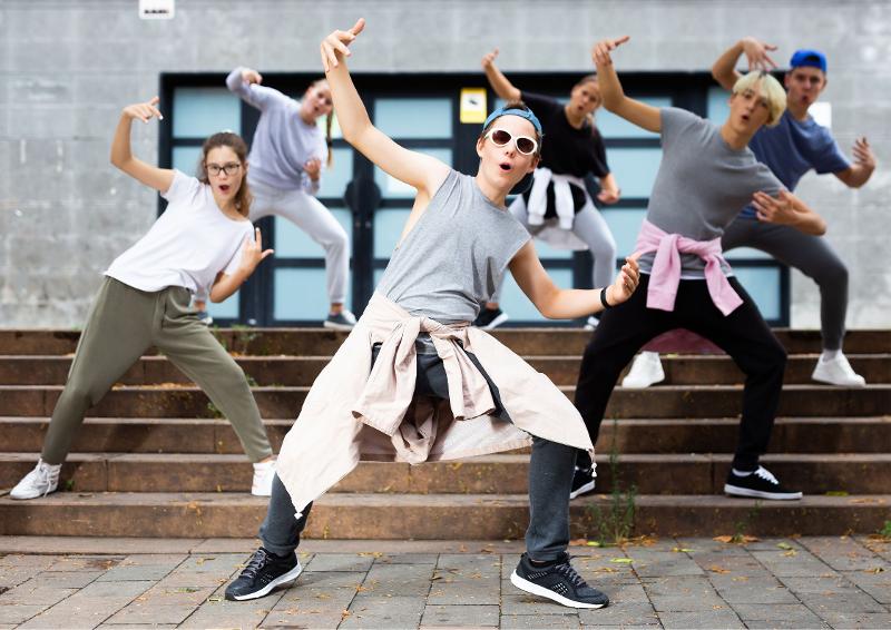 Un grupo de niños bailando urbano en un campamento multideporte