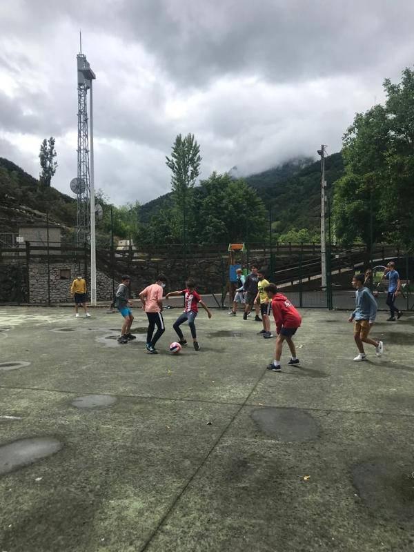 Partido de fútbol en el surf camp norte España