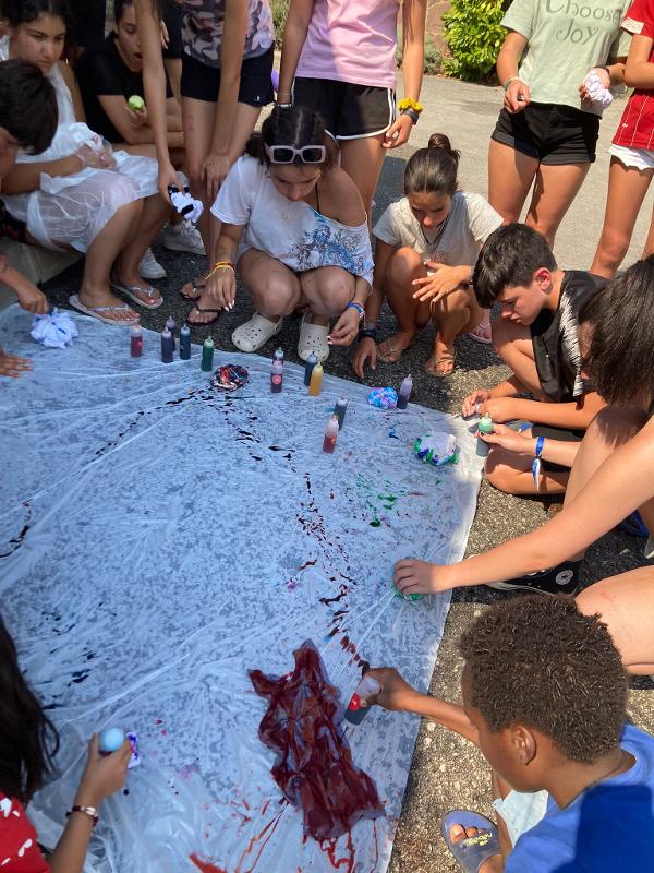 Pasándolo genial con las manualidades del surf camp norte españa