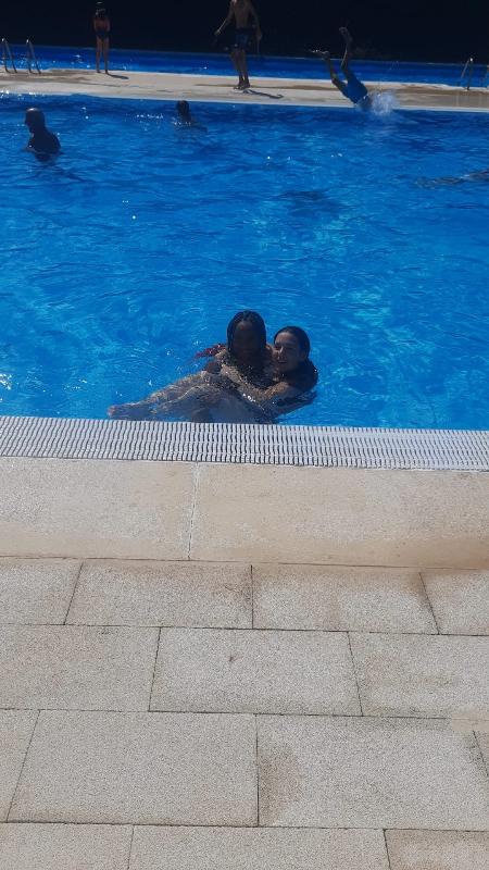Dos niñas jugando en una piscina en un campamento de caballos