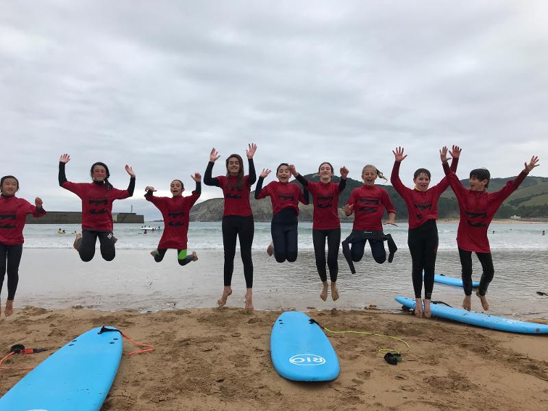 Un grupo de jovenes saltando en un surfcamp pais vasco