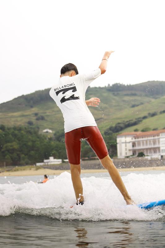 Un niño practicando surf en un surfcamp pais vasco