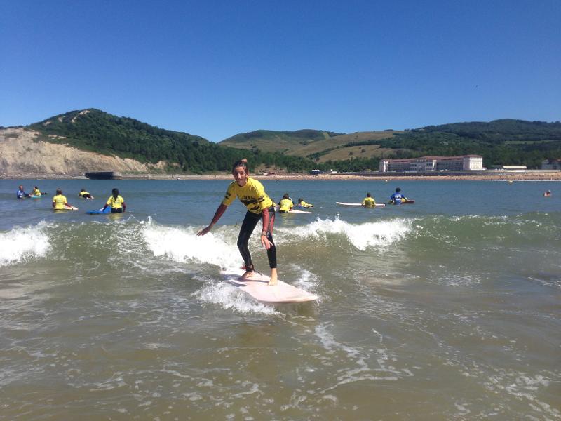 Un grupo de personas surfeando en un surfcamp pais vasco