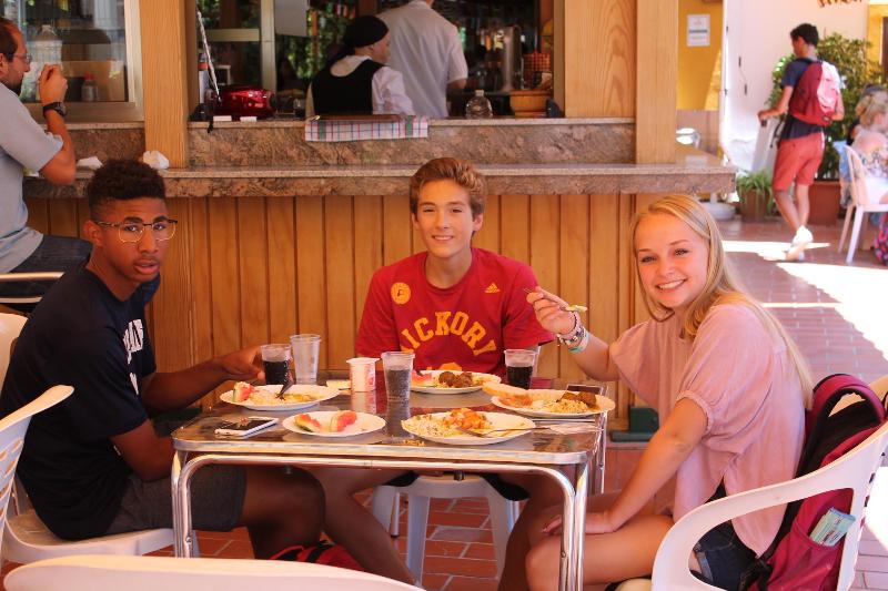 Jóvenes comiendo juntos en el curso de idiomas en españa 