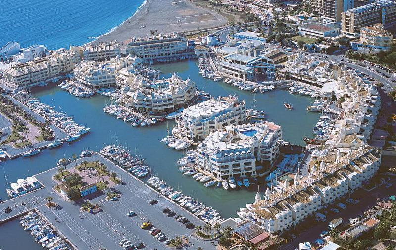 Vista aérea del puerto de Benalmádena en el curso de idiomas en españa 