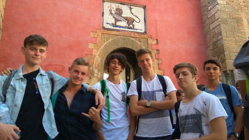 Grupo de chicos posando en el curso de idiomas en españa 