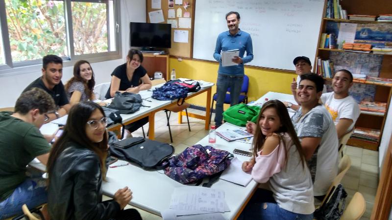 Jóvenes en clase en el curso de idiomas en españa 