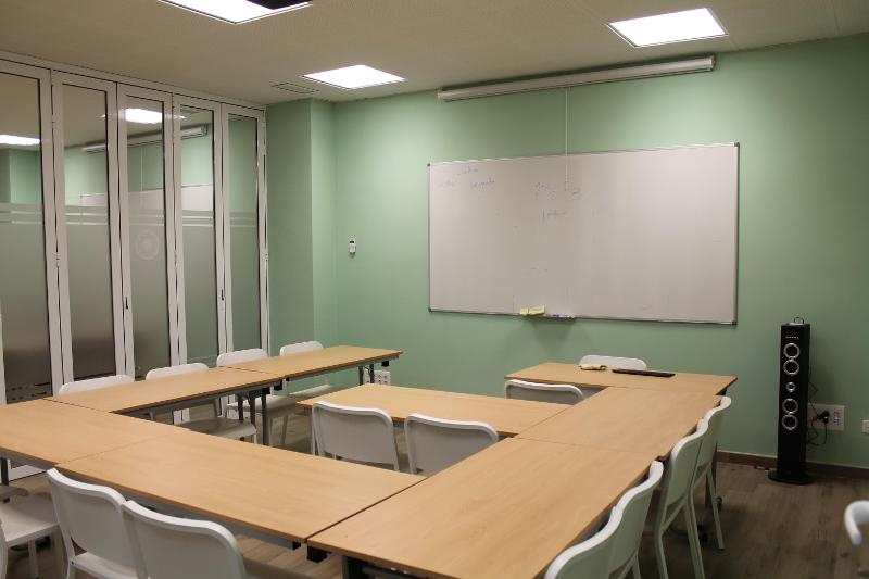 Clase vacía en el curso de idiomas en españa 