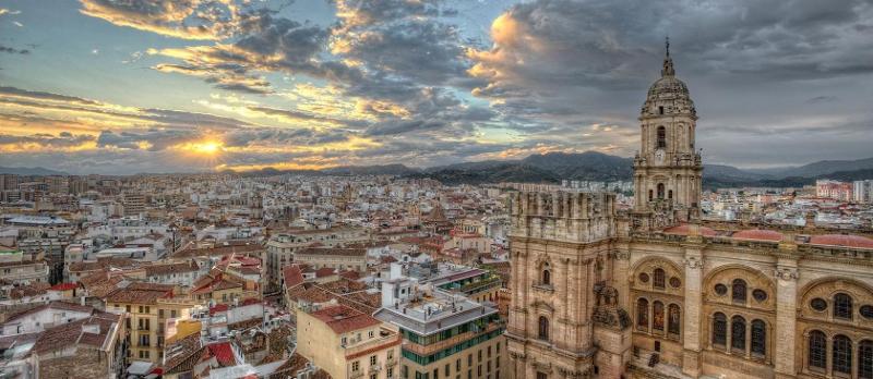 Vista aérea de Málaga en el atardecer en el curso de idiomas en españa 