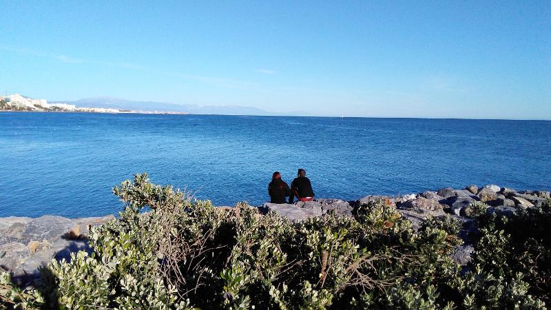 Dos personas de espaldas con el mar de fondo en el curso de idiomas en españa 