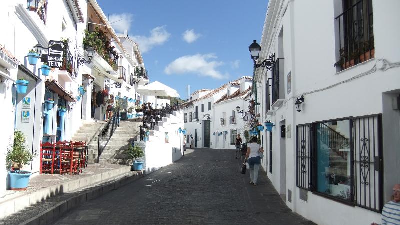 Calle del centro de Mijas en el curso de idiomas en españa 