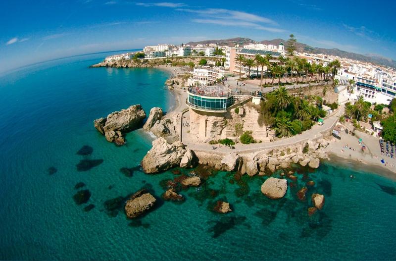Vista aérea de la playa en Nerja en el curso de idiomas en españa 