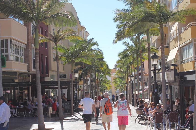 Paseo de Benalmádena con terrazas y palmeras a los lados en el curso de idiomas en españa 