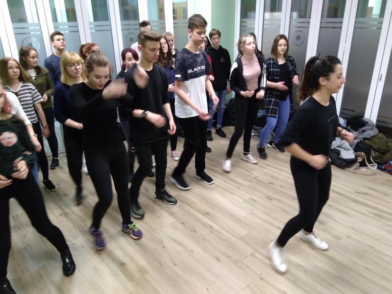 Clase de baile en el curso de idiomas en españa 