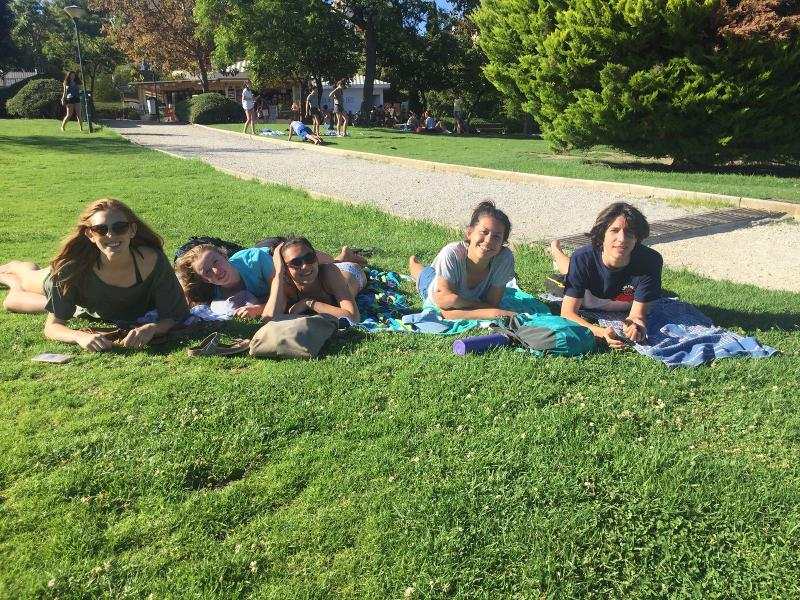 Chicas tomando el sol en un parque en el curso de idiomas en españa 