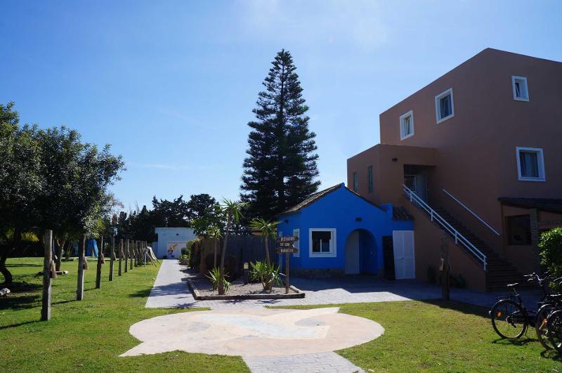 Exterior del alojamiento con jardín en un surfcamp cadiz 