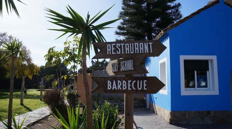 Señales del alojamiento en el surfcamp cadiz que indican donde está cada lugar
