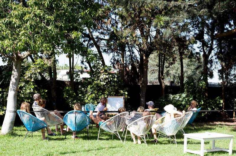 Jóvenes descansando en el jardín durante los campamentos de verano para 16 años